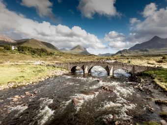 Produktbild: CALVENDO Puzzle Br&uuml;cke von Sligachan Carbost Isle of Skye | 1000 Teile Lege-Gr&ouml;&szlig;e 64x48cm Foto-Puzzle f&uuml;r gl&uuml;ckliche Stunden