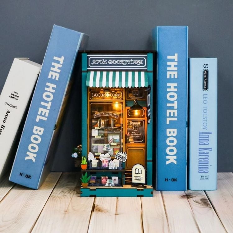 Produktbild: FiguredArt M2314 - DIY Book Nook, Soul Bookstore, B&uuml;cherei der Seele, Puzzle, 62 Teile, Miniatur-Diorama