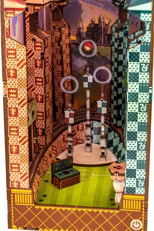 Produktbild: Book Nook DIY B&uuml;cherecke Harry Potter Quidditch Field von Revell Tiny Adventures