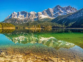 Produktbild: CALVENDO Puzzle Das Wettersteingebirge spiegelt sich vollst&auml;ndig im Eibsee | 1000 Teile Lege-Gr&ouml;&szlig;e 64x48cm Foto-Puzzle f&uuml;r gl&uuml;ckliche Stunden
