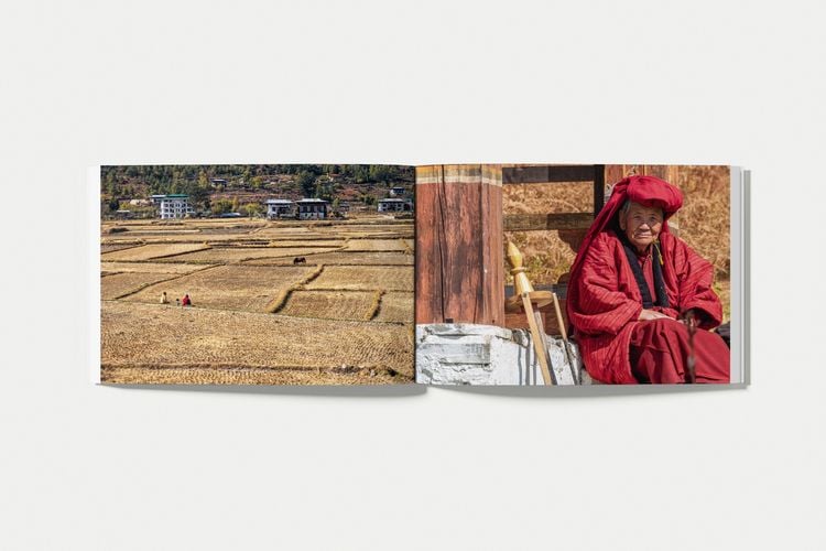 Produktbild: THE MONK AND THE TIGER. Postcards from Bhutan