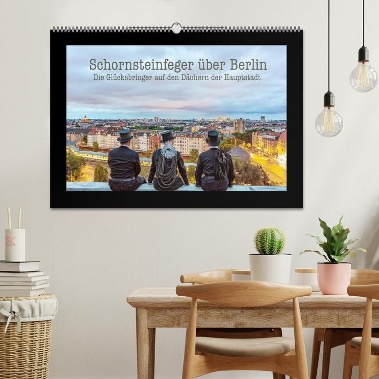 Produktbild: Schornsteinfeger &uuml;ber Berlin - Die Gl&uuml;cksbringer auf den D&auml;chern der Hauptstadt (Wandkalender 2026 DIN A2 quer), CALVENDO Monatskalender