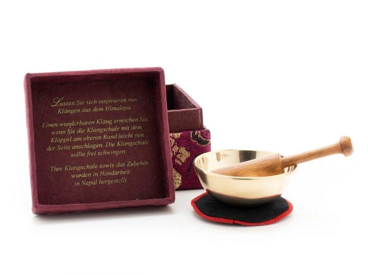 Produktbild: Mini-Klangschale mit zartem Klang - die Geschenk Idee f&uuml;r kleine und gro&szlig;e Klangschalen Fans! Verpackt ist die gegossene Schale in einer Box aus handgesch&ouml;pftem Naturpapier mit Brokatbezug und Aufdruck des 'Longevity' Gl&uuml;cksymbols. Inkl. Zubeh&ouml;r