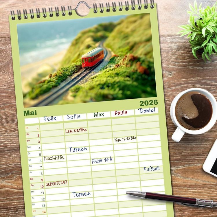 Produktbild: Familienplaner 2026 - Miniaturwelt Eisenbahn - Zug um Zug ins Abenteuer mit 5 Spalten (Wandkalender, 21 x 45 cm) CALVENDO