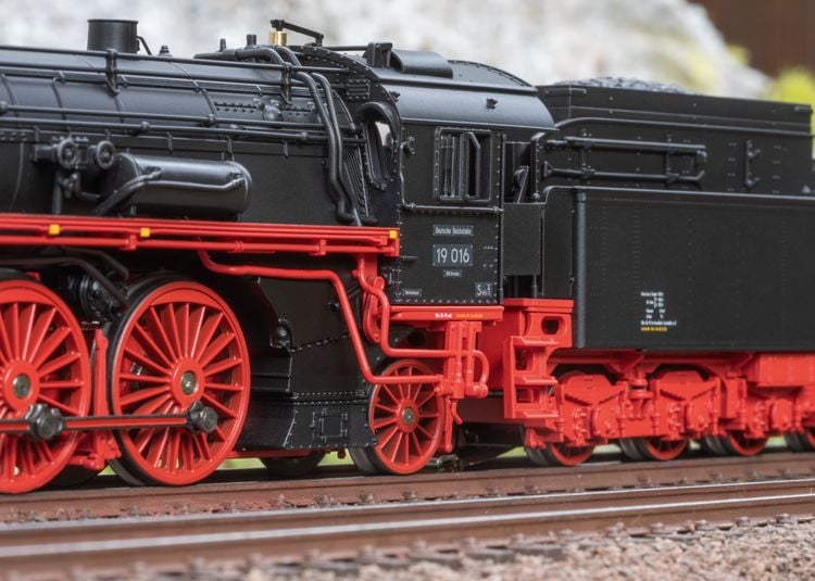 Produktbild: M&auml;rklin 038190 H0 Dampflok 19 016 DR/DDR