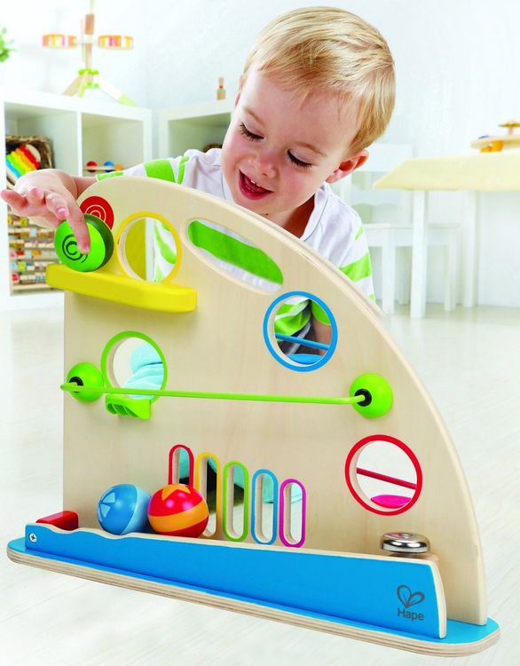 Produktbild: Bunte Holzkugeln, Gef&auml;lle, Tunnel und Rollbahnen auf beiden Seiten der Kugel-Rennbahn &ndash; das ist rasanter Spielspa&szlig;! Super f&uuml;r die Kleinsten, denn sie k&ouml;nnen mit den Augen den rollenden Kugeln folgen.