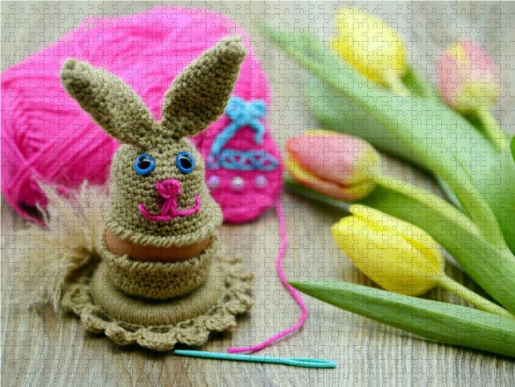 Produktbild: CALVENDO Puzzle Niedlicher Osterhase als Eierbecher mit H&auml;kelgarn und Strau&szlig; Tulpen 1000 Teile Lege-Gr&ouml;&szlig;e 64 x 48 cm Foto-Puzzle Bild von Anja Frost