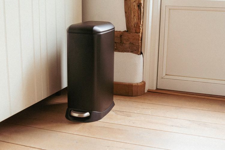 Produktbild: Treteimer Mod. Design 12 L, Easy-Close, Schwarz, mit herausnehmbarem Einsatz