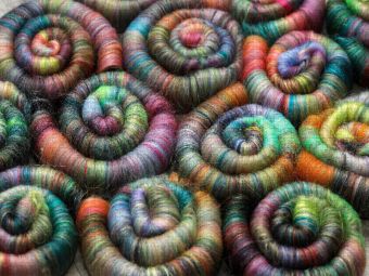 Produktbild: CALVENDO Puzzle Spinnfutter - Kunterbunte handgedrehte Rolags aus Wolle und anderen sch&ouml;nen Fasern | 1000 Teile Lege-Gr&ouml;&szlig;e 64x48cm Foto-Puzzle f&uuml;r gl&uuml;ckliche Stunden