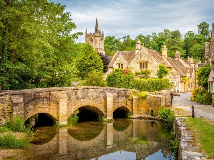 Produktbild: CALVENDO Puzzle Die Br&uuml;cke von Castle Combe in Wiltshire, England | 1000 Teile Lege-Gr&ouml;&szlig;e 64x48cm Foto-Puzzle f&uuml;r gl&uuml;ckliche Stunden