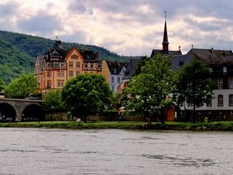 Produktbild: CALVENDO Puzzle Ein Motiv aus dem Kalender Eine Perle an der Mosel - Bernkastel-Kues | 1000 Teile Lege-Gr&ouml;&szlig;e 64x48cm Foto-Puzzle f&uuml;r gl&uuml;ckliche Stunden