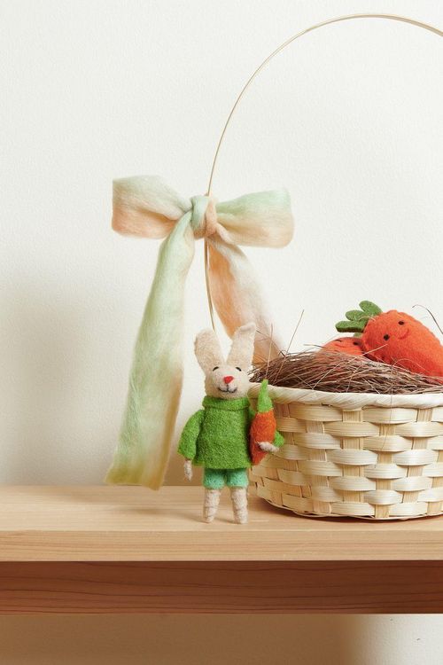Produktbild: Aufh&auml;nger Filz-Hase mit Pulli und M&ouml;hre, Gr&uuml;n, 14 x 7 x 3cm