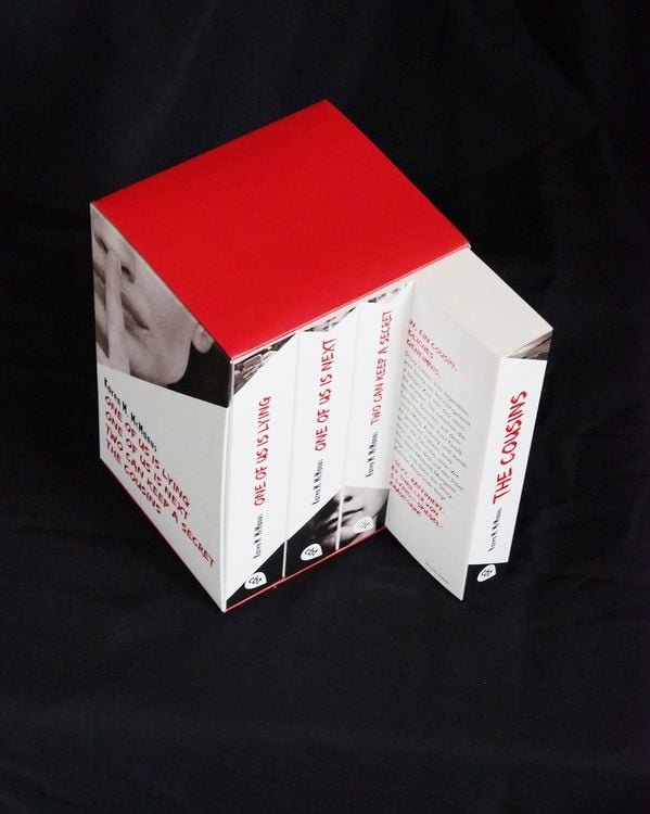 Produktbild: Karen M. McManus: Vier B&auml;nde im Taschenbuch-Schuber: One of us is lying, One of us is next, Two can keep a secret, The Cousins
