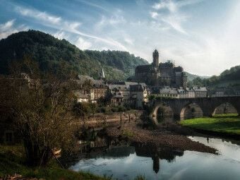 Produktbild: CALVENDO Puzzle Estaing und seine casttle | 1000 Teile Lege-Gr&ouml;&szlig;e 64x48cm Foto-Puzzle f&uuml;r gl&uuml;ckliche Stunden