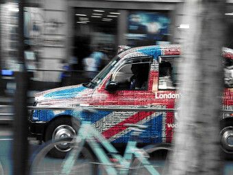 Produktbild: CALVENDO Puzzle Taxis in London | 1000 Teile Lege-Gr&ouml;&szlig;e 64x48cm Foto-Puzzle f&uuml;r gl&uuml;ckliche Stunden