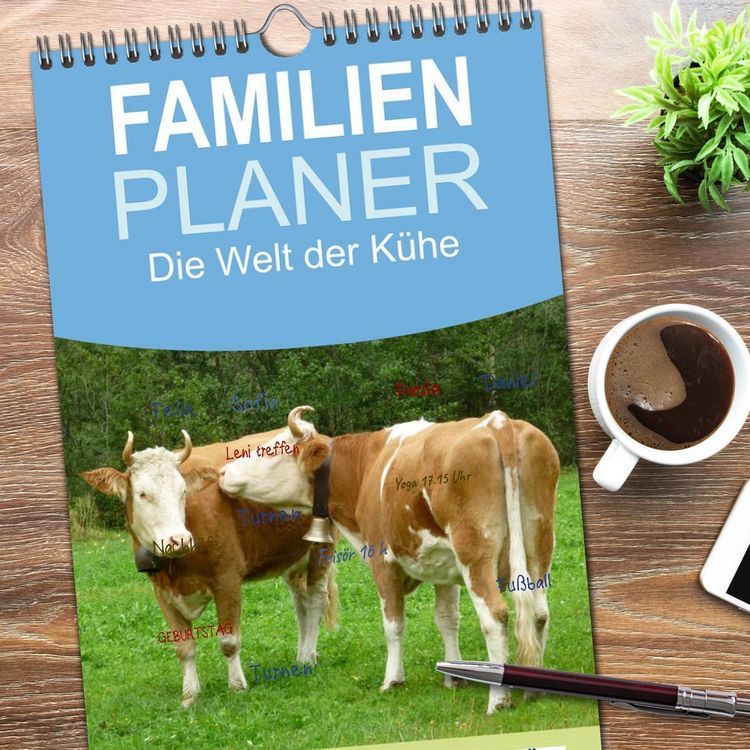 Produktbild: Familienplaner 2026 - Die Welt der K&uuml;he mit 5 Spalten (Wandkalender, 21 x 45 cm) CALVENDO