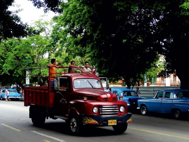 Produktbild: CALVENDO Puzzle FORD-Truck in Havanna - Ein Motiv aus dem Kalender "US TRUCKS IN CUBA" | 1000 Teile Lege-Gr&ouml;&szlig;e 64x48cm Foto-Puzzle f&uuml;r gl&uuml;ckliche Stunden