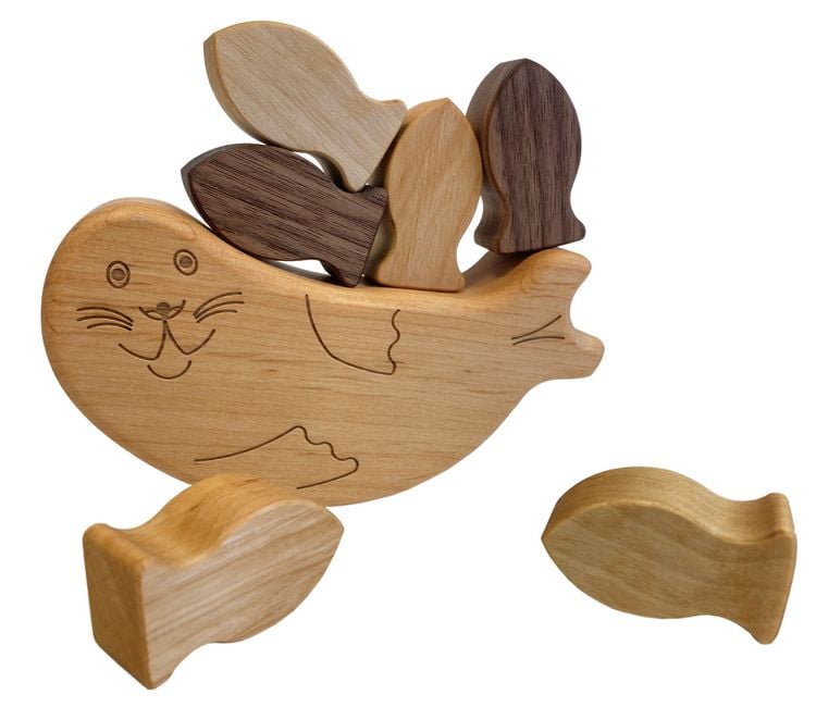 Produktbild: Pfingstweid - Balancespiel Seel&ouml;we aus Erle mit 6 Fischchen aus Nussbaum, Erle und Ahorn, Holz