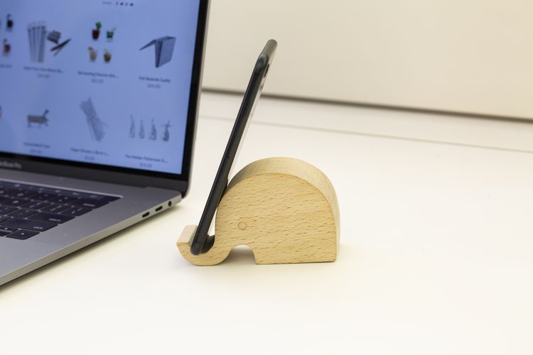 Produktbild: Elephant Beechwood Phone Stand