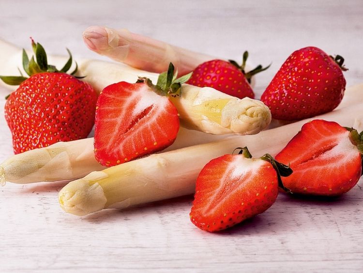 Produktbild: CALVENDO Puzzle Erdbeeren an Spargel | 1000 Teile Lege-Gr&ouml;&szlig;e 64x48cm Foto-Puzzle f&uuml;r gl&uuml;ckliche Stunden