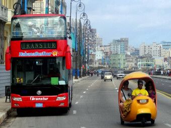 Produktbild: CALVENDO Puzzle Ein Coco-Taxi auf dem Malec&oacute;n in Havanna | 1000 Teile Lege-Gr&ouml;&szlig;e 64x48cm Foto-Puzzle f&uuml;r gl&uuml;ckliche Stunden