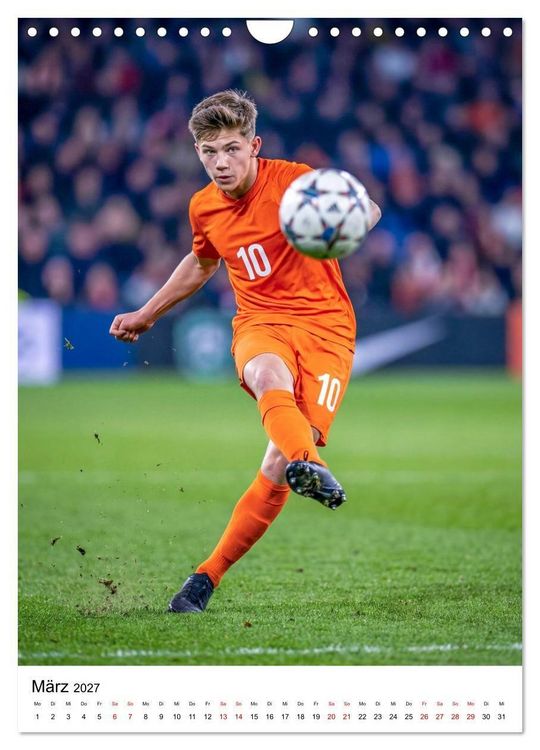 Produktbild: Am Ball - Dynamik des modernen Fu&szlig;balls (Wandkalender 2027 DIN A4 hoch), CALVENDO Monatskalender