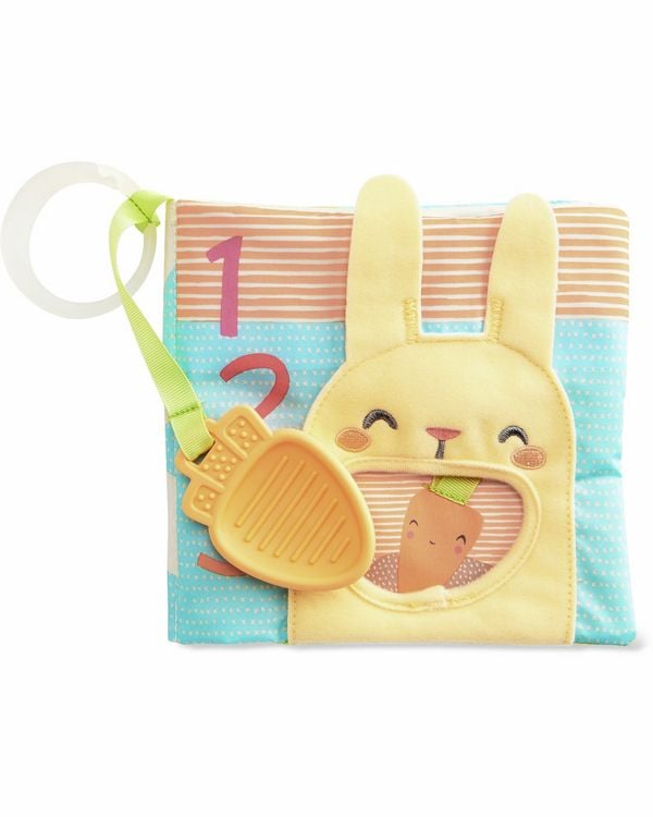 Produktbild: Das weiche Bauernhof Spielbuch bietet den Allerkleinsten eine ganze Menge zu entdecken: Es enth&auml;lt weiche Seiten mit Knitterger&auml;uschen, einen Babyspiegel, bunte Zahlen, Tiere und Gartenszenen. Die Karotte kann sowohl als Bei&szlig;ring als auch zum Spielen