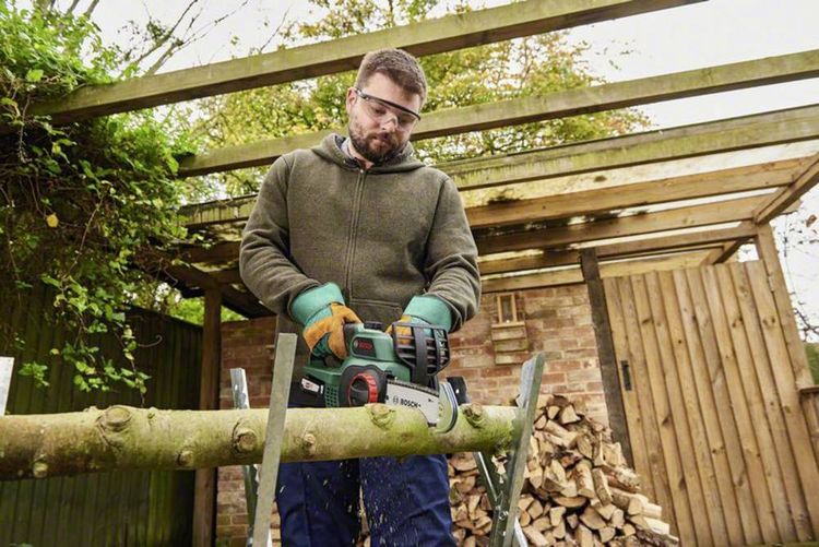 Produktbild: Bosch Home and Garden UniversalChain 18 Akku Kettens&auml;ge inkl. Akku, mit Schutzb&uuml;gel Schwertl&auml;nge 200 mm