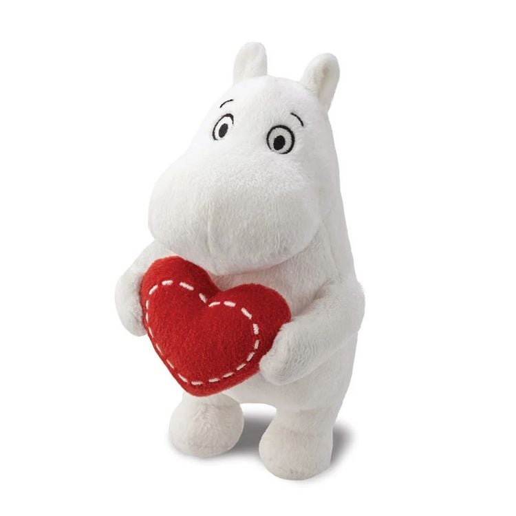 Produktbild: Aurora 61554 - Moomin Standing with Heart, Mumin-Pl&uuml;schfigur, ca. 17 cm