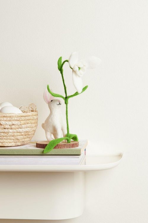 Produktbild: Filz-Hase mit Schneegl&ouml;ckchen, Wei&szlig;, auf Holzscheibe, 20 x 9 x 10,5cm