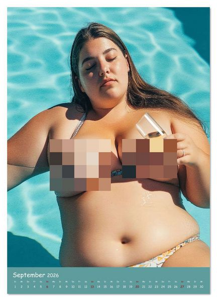 Produktbild: Curvy Pin-up Girls - Verf&uuml;hrerische Rundungen am Pool (Wandkalender 2026 DIN A2 hoch), CALVENDO Monatskalender
