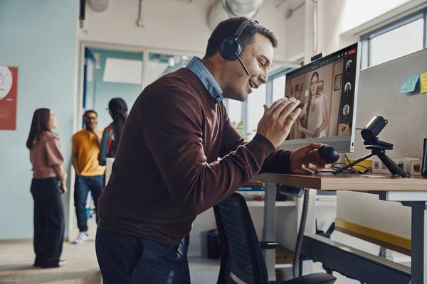 Produktbild: HP Poly Voyager Focus 2 On Ear Headset Bluetooth&reg; Stereo Schwarz Noise Cancelling Headset Computer
