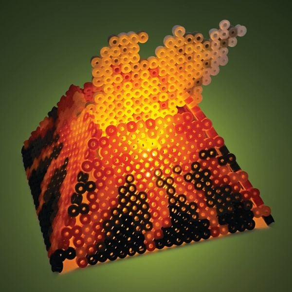 Produktbild: Klassische B&uuml;gelperlen mal anders &ndash; im 3D Effekt! Das Set enth&auml;lt 13 Dinosaurier-Vorlagen f&uuml;r 3D Figuren, 4000 B&uuml;gelperlen und ein LED-Licht zum Beleuchten des Vulkans. Mit n&uuml;tzlichem Zubeh&ouml;r wie B&uuml;gelpapier, Plastikpinzette und einer Anleitung.