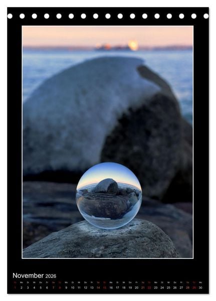 Produktbild: Momente aus Glas &ndash; Glaskugelfotografie (Tischkalender 2026 DIN A5 hoch), CALVENDO Monatskalender