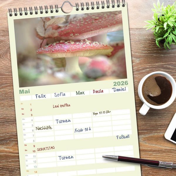 Produktbild: Familienplaner 2026 - Die Welt der Fliegenpilze mit 5 Spalten (Wandkalender, 21 x 45 cm) CALVENDO