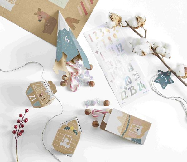 Produktbild: Folia  Adventskalender Bastelset VILLAGE IN THE SNOW, aus 24 Faltschachteln, Anh&auml;nger, Kordel & Sticker
