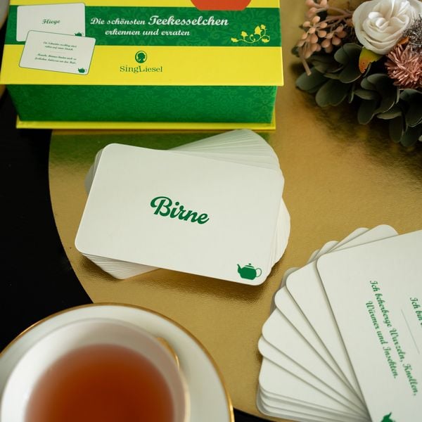 Produktbild: Die gro&szlig;e Teekesselchen-Quiz-Box f&uuml;r Senioren. Der Spiele-Klassiker. Das Spiel rund um beliebte Teekesselchen f&uuml;r Senioren. Auch mit Demenz. Spiele Box mit 100 Karten.