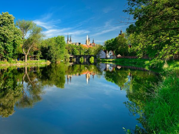 Produktbild: CALVENDO Puzzle Merseburger Dom und Schloss Merseburg spiegeln sich in der Saale | 1000 Teile Lege-Gr&ouml;&szlig;e 64x48cm Foto-Puzzle f&uuml;r gl&uuml;ckliche Stunden