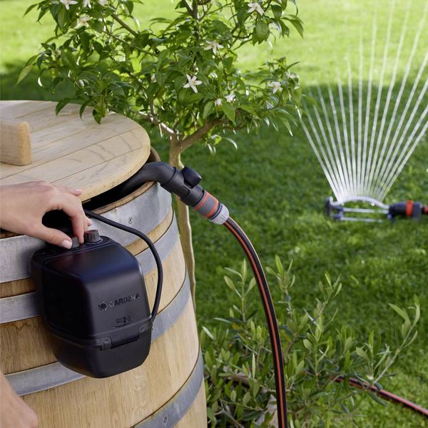 Produktbild: GARDENA Akku-Regenfasspumpe 2400 ComfortAutomatic 18V P4A Ready-To-Use Set Regenwassernutzungsanlage 2400 l/h 1.8 m