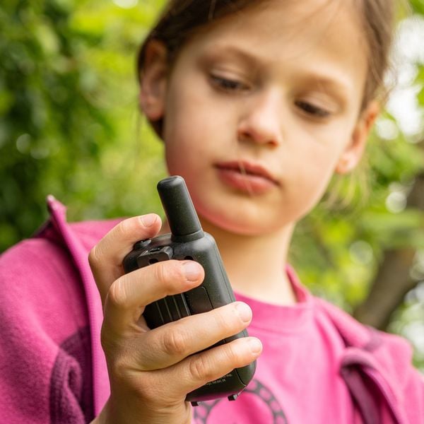 Produktbild: Bresser Junior 12711 - Walkie Talkie 2er-Set mit hoher Reichweite bis zu 6 km, Frei-Hand-Funktion, integrierte Taschenlampe, Farbe: green lime