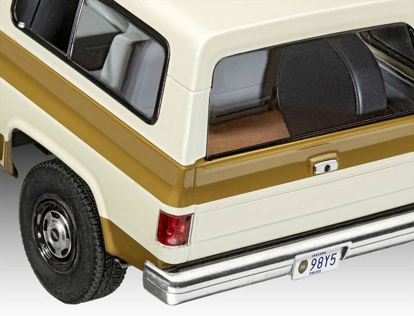 Produktbild: Revell 07724 Stranger Things Jim Hopper&acute;s Chevy&reg; Blazer K5&trade; Automodell Bausatz 1:25