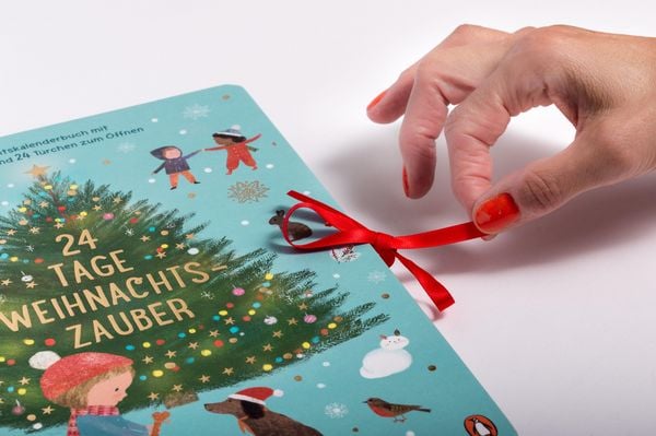 Produktbild: 24 Tage Weihnachtszauber - Mein Adventskalenderbuch mit 24 Gedichten und 24 T&uuml;rchen zum &Ouml;ffnen