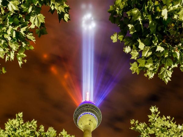 Produktbild: CALVENDO Puzzle Grand D&eacute;part - Der Rheinturm in leuchtenden Nationalfarben von Frankreich | 1000 Teile Lege-Gr&ouml;&szlig;e 64x48cm Foto-Puzzle f&uuml;r gl&uuml;ckliche S