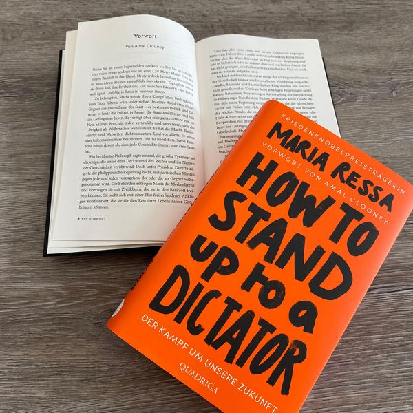 Produktbild: HOW TO STAND UP TO A DICTATOR - Deutsche Ausgabe. Von der Friedensnobelpreistr&auml;gerin