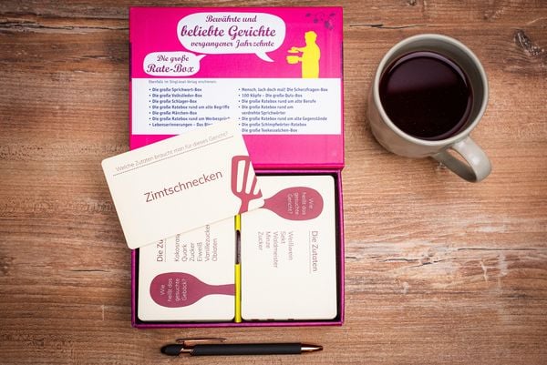 Produktbild: Das gro&szlig;e Quiz-Spiel rund ums Kochen f&uuml;r Senioren. Das Spiel rund um bekannte Gerichte fr&uuml;herer Tage f&uuml;r Senioren. Auch mit Demenz. Spiele Box mit 100 Karten.