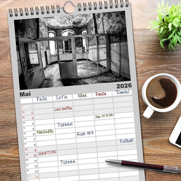 Produktbild: Familienplaner 2026 - Lost Beauty mit 5 Spalten (Wandkalender, 21 x 45 cm) CALVENDO