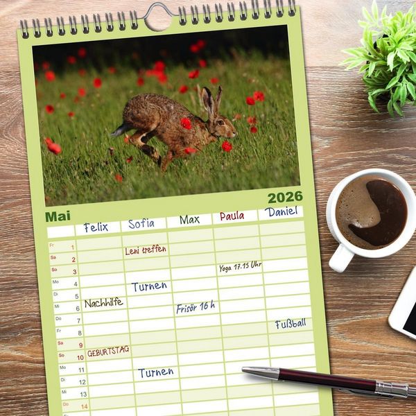 Produktbild: Familienplaner 2026 - Feldhasen in H&ouml;chstform mit 5 Spalten (Wandkalender, 21 x 45 cm) CALVENDO