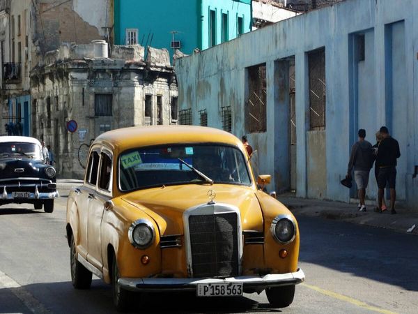 Produktbild: CALVENDO Puzzle Der Oldtimer Mercedes 180 unterwegs in Havanna | 1000 Teile Lege-Gr&ouml;&szlig;e 64x48cm Foto-Puzzle f&uuml;r gl&uuml;ckliche Stunden