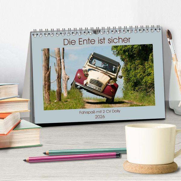 Produktbild: Die Ente ist sicher - Fahrspa&szlig; mit 2 CV Dolly (Tischkalender 2026 DIN A5 quer), CALVENDO Monatskalender