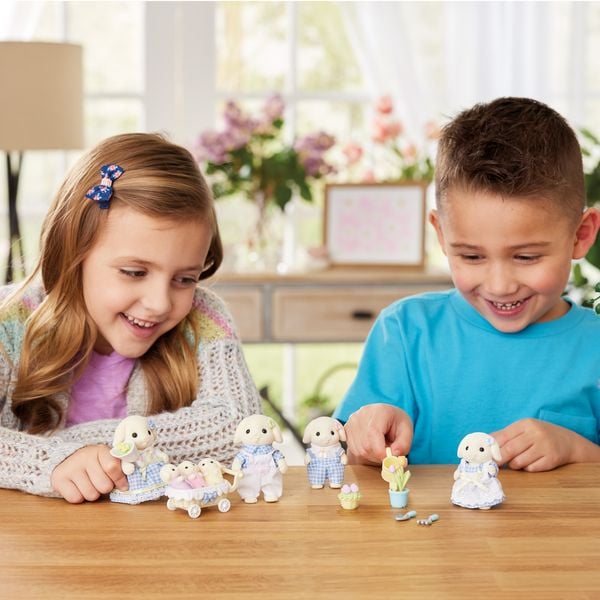 Produktbild: Sylvanian Families 5736 - Blossom Gardening Set, Flora Rabbit Sister & Brother, Blumen- und Garten-Spielset mit Figuren, Spielset